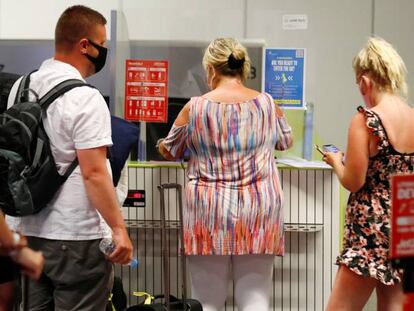 Turistas británicos en el aeropuerto de Gran Canaria antes de regresar a su país.