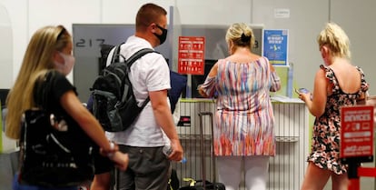 Turistas británicos en el aeropuerto de Gran Canaria antes de regresar a su país.