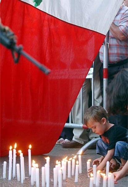 Un niño libanés enciende una vela en el lugar donde fue asesinado Hawi.