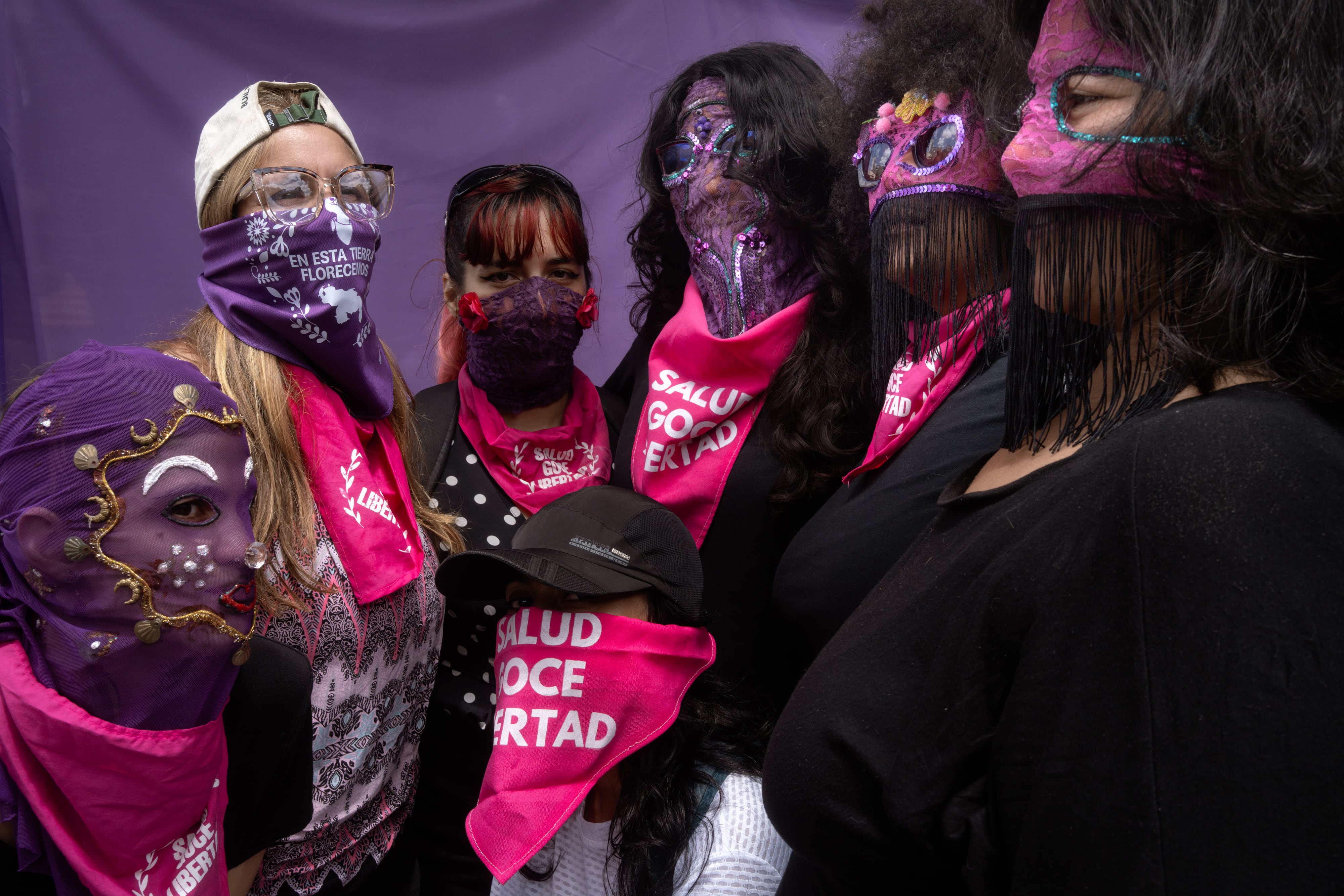 El colectivo Comadres Púrpuras asiste a la marcha por el Día Internacional de la Mujer en Caracas.