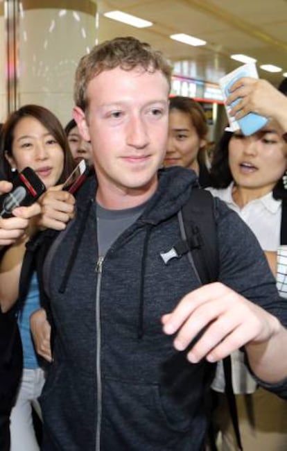 El cofundador y director ejecutivo de Facebook, Mark Zuckerberg, a su llegada a Seúl (Corea del Sur). Zuckerberg se ha reunido con la presidenta del país, Park Geun-hye, y con ejecutivos de la empresa Samsung Electronics.