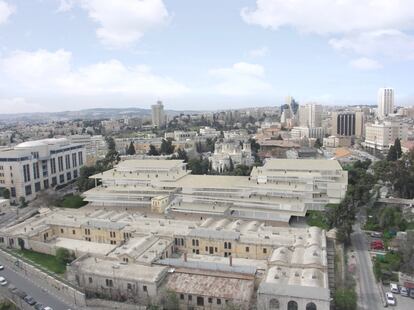 La Academia Bezalel (en el centro) se adapta al hueco entre el Museo (delante) y el Ayuntamiento (izquierda) del barrio.