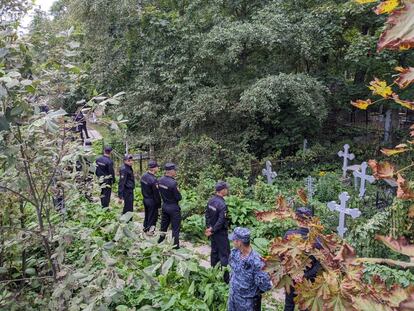 Miembros de las fuerzas de seguridad rusas, este martes en el cementerio de Porojóvskoye, tras el funeral de Prigozhin.