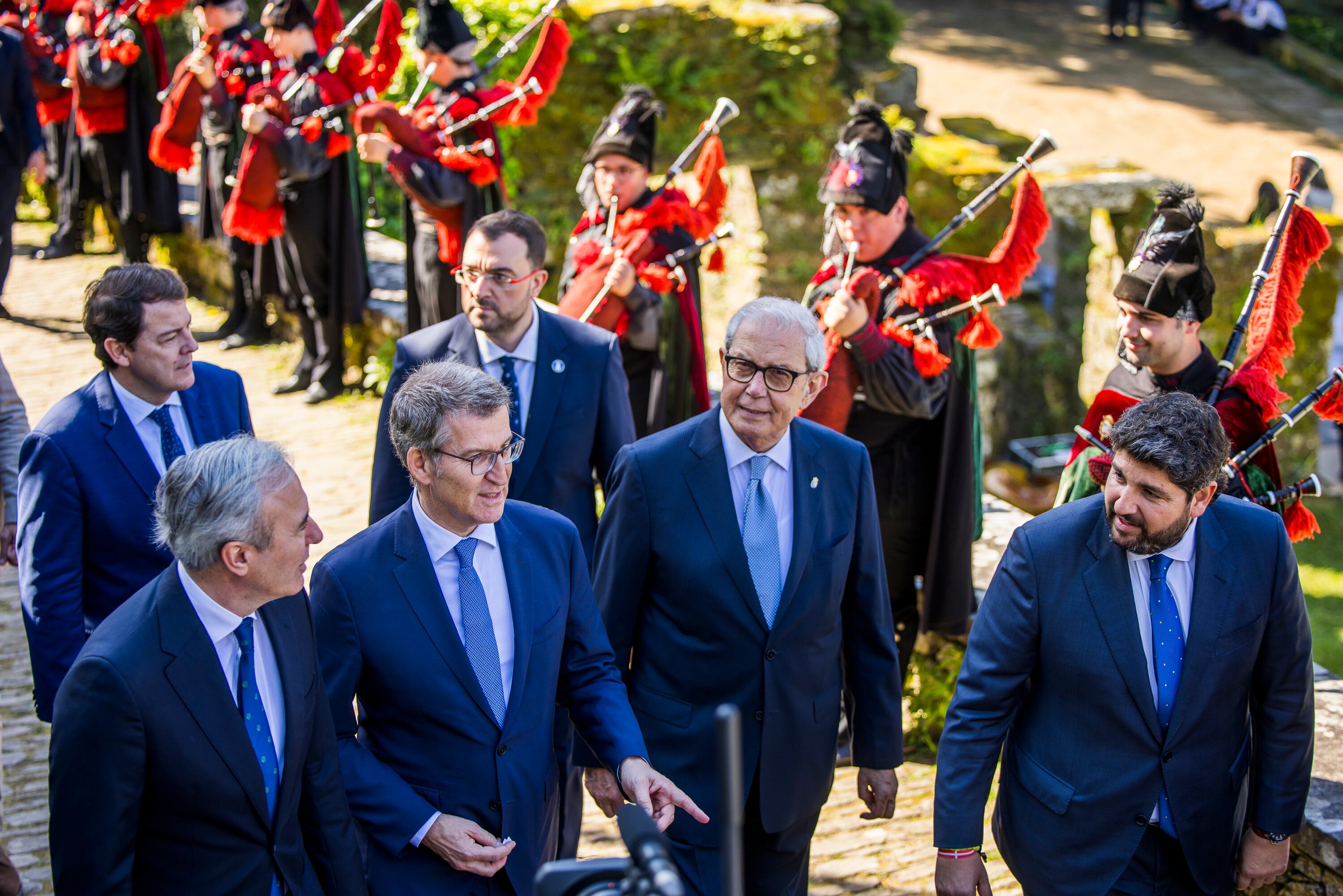 Acto de toma de posesión de Alfonso Rueda como presidente de la Xunta de Galicia, en el Parque de San Domingos de Bonaval. Llegada de los presidentes autonómicos y los expresidentes de la Xunta, ante la Real Banda de Gaitas.