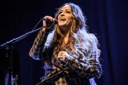 Alanis Morissette actuando el 4 de marzo de 2020 en Londres.