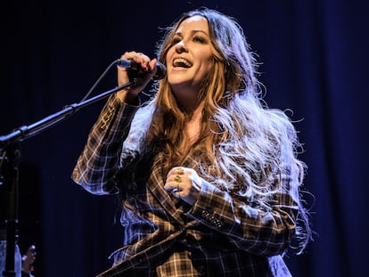 Alanis Morissette actuando el 4 de marzo de 2020 en Londres.