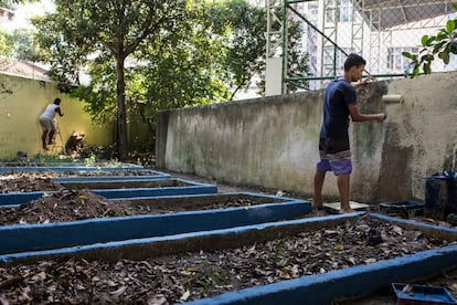 Los alumnos pintan las paredes del patio y también, cortan la maleza, recogen hojas caídas… “El colegio está mucho mejor ahora que lo cuidamos nosotros”, afirman. 
