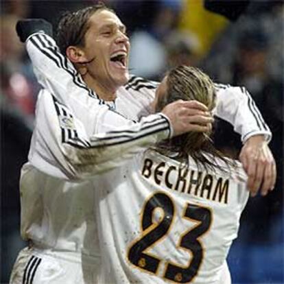 Salgado y Beckham se abrazan tras el gol del lateral.