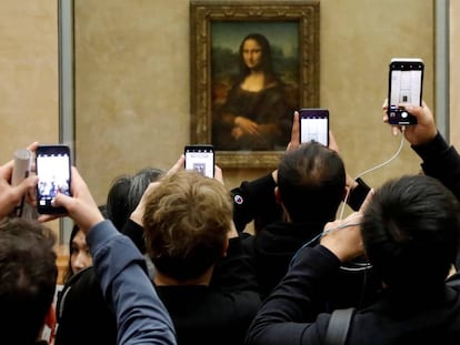 Visitantes do Louvre tiram fotos da ‘Mona Lisa’, em 3 de dezembro.