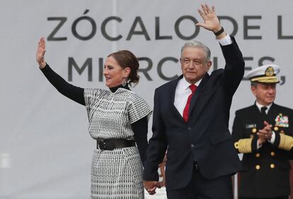 El presidente de México, Andrés Manuel López Obrador, y su esposa Beatriz Gutiérrez Muller saludan en el escenario durante un evento en el tercer aniversario de su Gobierno.