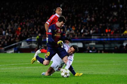 Lionel Messi és pressionat per Artur, porter del Benfica, durant un partit de la Champions a Barcelona a finals del 2012.