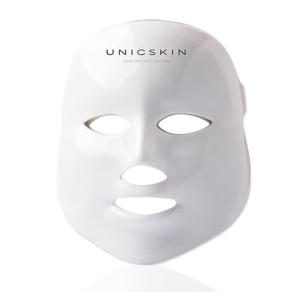 El Corte Inglés reduce pronunciadamente el precio de la máscara Unicled Korean de Unicskin, que encandila a toda beauty victim. La oferta viene en forma de estuche que incluye el paquete de 30 ampollas UNIC30-Day Skin Miracle Shot, un concentrado nocturno para utilizar a diario durante un mes después del gadget (con siete luces para siete condiciones) y combatir así los signos del fotoenvejecimiento y las manchas. Su precio: de 350 a 245 euros.