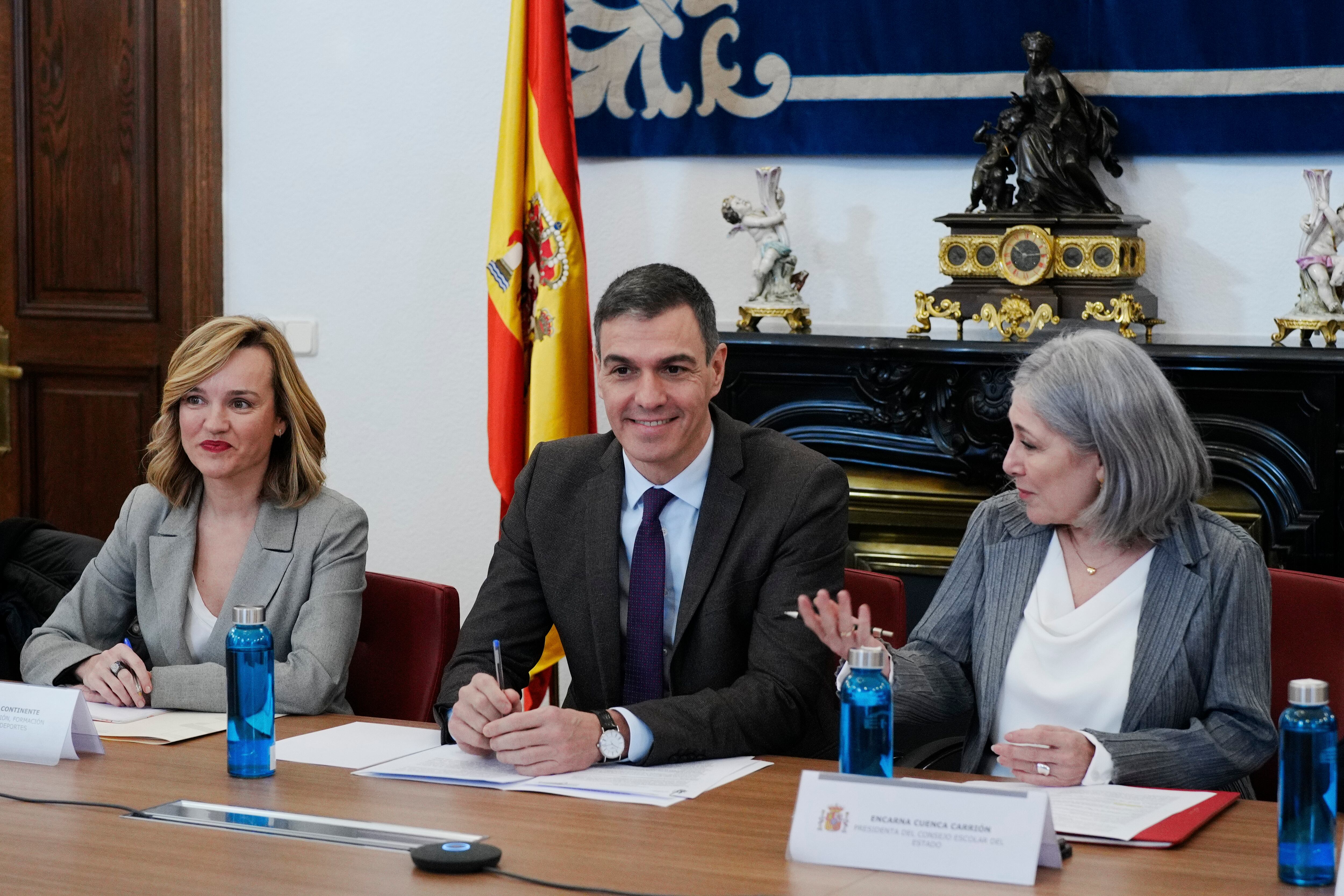 El presidente Pedro Sánchez, entre la ministra de Educación, Pilar Alegría, y la presidenta del Consejo Escolar del Estado.