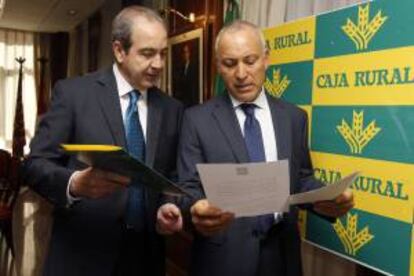 El presidente de Caja Rural de Zamora, Manuel Ballesteros (dcha.), y el director general de Caja Rural de Zamora, Cipriano García, momentos antes de presentación del balance del ejercicio 2013.