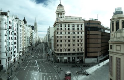 La plaza de Callao con una sola persona.