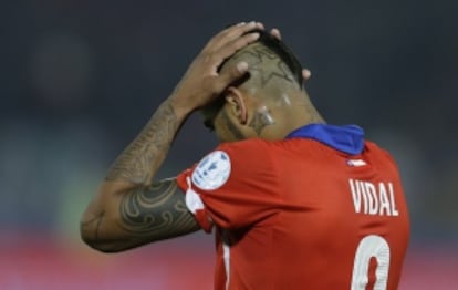 Vidal se lamenta durante el partido ante México.