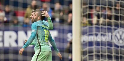 Messi agradece a Alba su asistencia en el gol ante Osasuna.