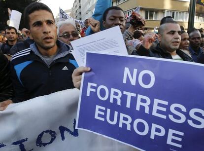 Refugiados se manifiestan durante la reuni&oacute;n de los ministros de Justicia e Interior de la Uni&oacute;n Europea en Bruselas.