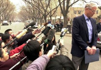 El embajador de EE UU en China, Joseph Prueher, tras hablar con los periodistas, ayer en Pekín.