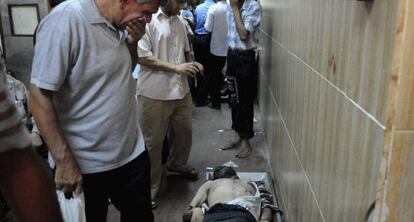 Un cad&aacute;ver en los pasillos de la morgue de Zeinhom, en El Cairo.