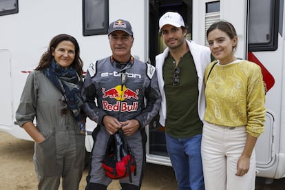 Sainz, junto a su mujer Reyes, su hijo Carlos y su nuera Isabel, en el campamento de Yanbu. 