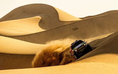 Martin Prokop y Viktor Chytka toman una duna durante la etapa 2 del Dakar, en Bisha.