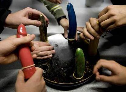 Alumnos de un instituto aprenden a colocar un preservativo en un centro de sexualidad de Barcelona.