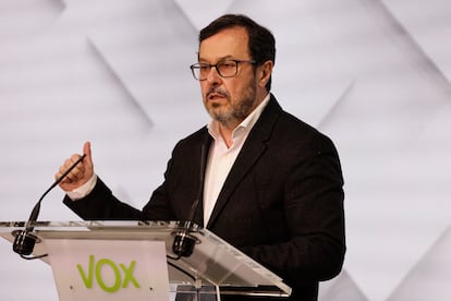 El portavoz de Vox, José Antonio Fúster durante la rueda de prensa ofrecida este lunes en la sede del partido, en Madrid. 