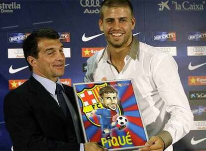 Piqué junto a Laporta en la presentación