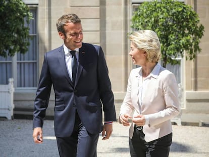 El presidente francés, Emmanuel Macron, recibe a la presidenta electa de la Comisión, Ursula von der Leyen, el 23 de julio en París.