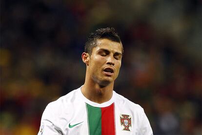 Cristiano Ronaldo se lamenta durante el partido contra España.