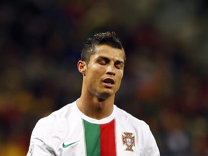 Cristiano Ronaldo se lamenta durante el partido contra España.
