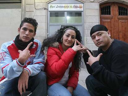 Un <i>latin king,</i> con Queen Melody y King Manaba en Barcelona.