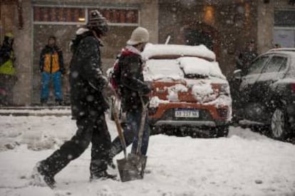 A neve obriga alguns barilochenses a levar a pá ao trabalho