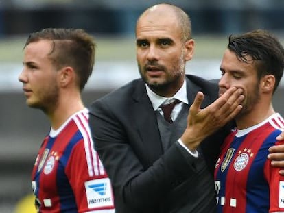 Guardiola consuela a Bernat ante Götze tras la final de la Supercopa alemana.