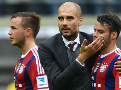 Guardiola consuela a Bernat ante Götze tras la final de la Supercopa alemana. 