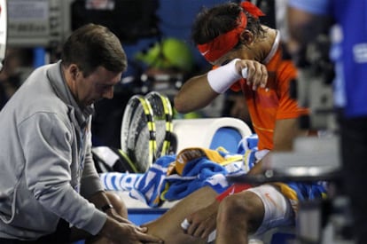 Nadal, atendido por un médico durante el partido de cuartos contra Murray en Australia.