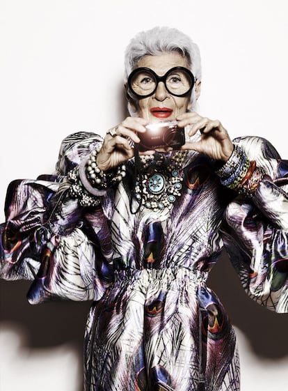 Vestido de Dolce & Gabbana, joyas vintage y brazaletes de colores de Rara Avis by Iris Apfel para HSN. ( Estilismo ALEJANDRA MUSI & SONNY GROO)