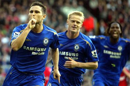 Lampard, a la izquierda, manda callar a la grada de Anfield seguido por Duff y Drogba.