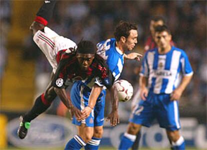 Seedorf y Sergio pugnan por la pelota. ESCENA