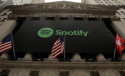 Un cartel de Spotify en la fachada del Stock Exchange de Nueva York el día que la compañía salió allí a bolsa.