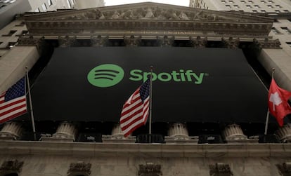 Un cartel de Spotify en la fachada del Stock Exchange de Nueva York el día que la compañía salió allí a bolsa.  