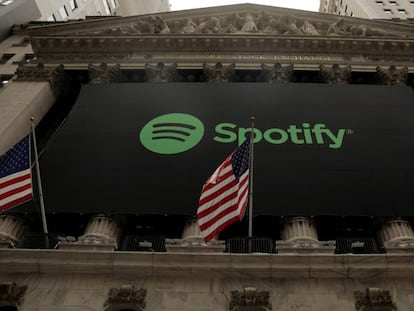 Un cartel de Spotify en la fachada del Stock Exchange de Nueva York el día que la compañía salió allí a bolsa.  