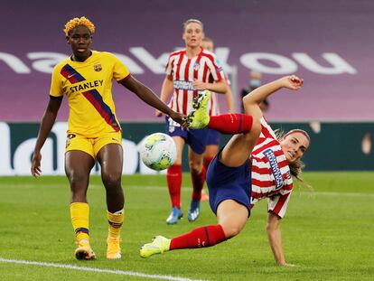 La delantera del Barcelona Asisat Oshoala pelea un balón con la defensa del Atlético Alia Guangni el pasado agosto en San Mamés en los cuartos de final de la Champions League.