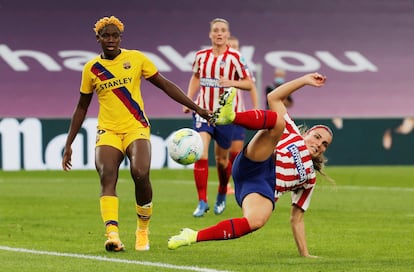 La delantera del Barcelona Asisat Oshoala pelea un balón con la defensa del Atlético Alia Guangni el pasado agosto en San Mamés en los cuartos de final de la Champions League.