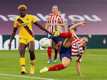 La delantera del Barcelona Asisat Oshoala pelea un balón con la defensa del Atlético Alia Guangni el pasado agosto en San Mamés en los cuartos de final de la Champions League.