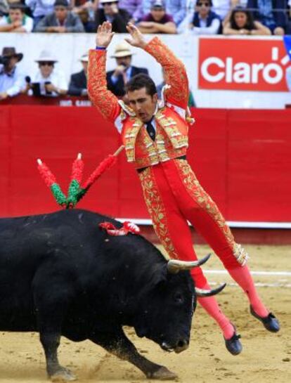 El torero espa&ntilde;ol &#039;El Fandi&#039;, durante su actuaci&oacute;n, en la Plaza de toros de Quito, en la edici&oacute;n de la feria de 2011. 