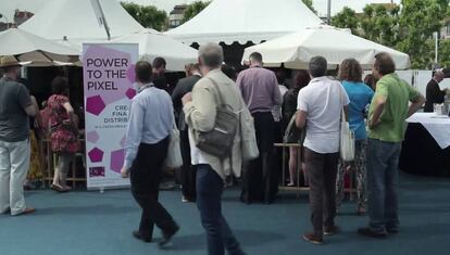 Visitantes en los puestos del Mercado del Cine, en el Festival de Cannes.