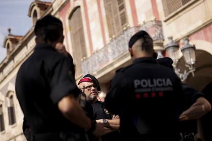 La policía catalana ya cerró en la noche de este lunes el parque de la Ciutadella, donde está la sede parlamentaria, y ha ordenado también el cierre del colegio que hay en el mismo parque, por motivos de seguridad.