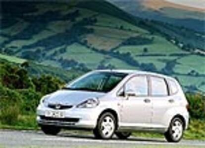 El Jazz mide 3,8 metros, tiene cinco plazas y un interior amplio y funcional. Además estrena un motor 1.2 16v. de gasolina muy austero: gasta 5,5 litros de media.